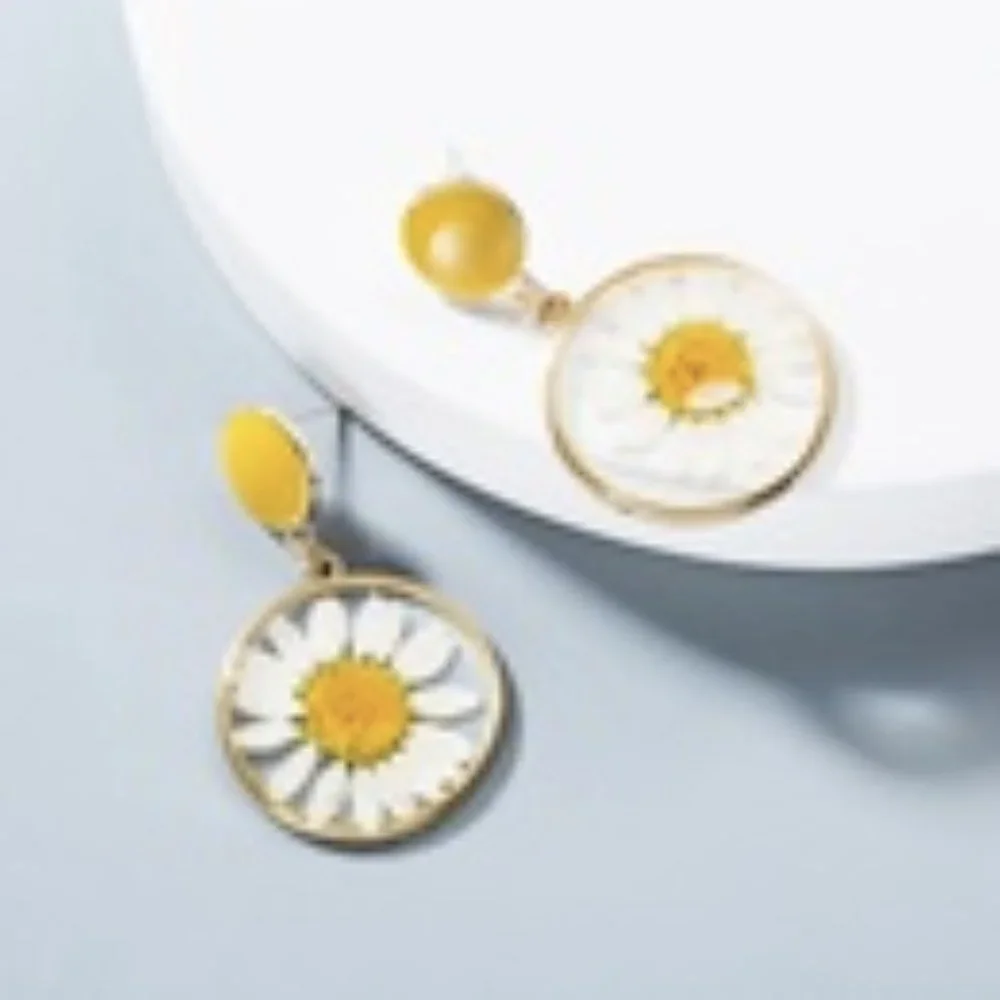 🌼 Yellow and white daisy flower earrings - Picture 2 of 4
